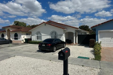 Immobilier commercial à Hialeah, Floride 1 chambre, 37.16 m2 № 2042629