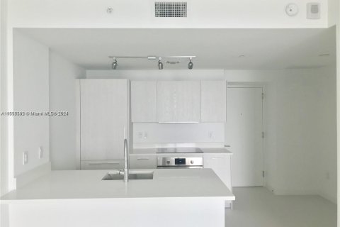 Condo in Miami, Florida, 1 bedroom  № 1862523 - photo 1