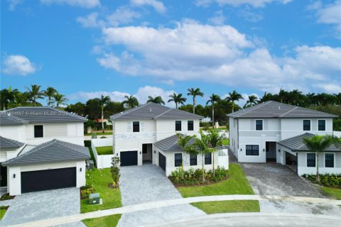 Casa en alquiler en Miramar, Florida, 5 dormitorios, 314.1 m2 № 1947109 - foto 2