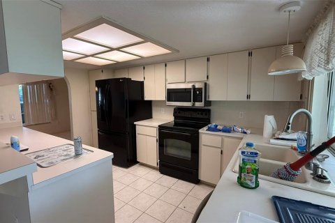 Casa en venta en Zephyrhills, Florida, 3 dormitorios, 190.64 m2 № 1906240 - foto 8