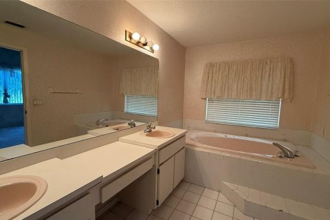 Casa en venta en Zephyrhills, Florida, 3 dormitorios, 190.64 m2 № 1906240 - foto 10