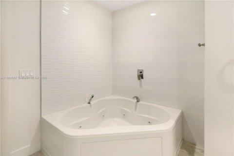 Купить кондоминиум в Норт-Майами, Флорида 3 спальни, 182.74м2, № 1978754 - фото 13