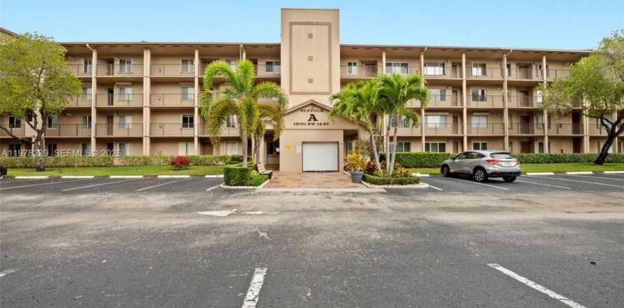 Кондоминиум с 2 спальнями в Пемброк-Пайнс, Флорида № 2047946