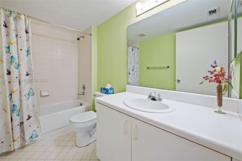 Купить кондоминиум в Пемброк-Пайнс, Флорида 2 спальни, 112.13м2, № 2047946 - фото 18