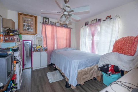 Commercial property in Lake Worth, Florida № 512000 - photo 1