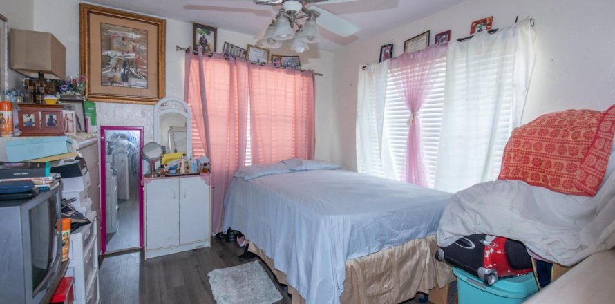 Commercial property in Lake Worth, Florida № 512000