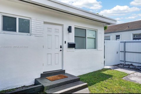 Villa ou maison à louer à Miami, Floride: 1 chambre, 51.1 m2 № 2352083 - photo 2