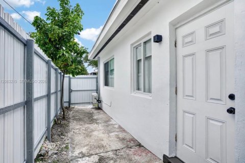Villa ou maison à louer à Miami, Floride: 1 chambre, 51.1 m2 № 2352083 - photo 10