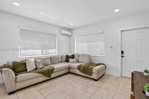 Villa ou maison à louer à Miami, Floride: 1 chambre, 51.1 m2 № 2352083 - photo 4
