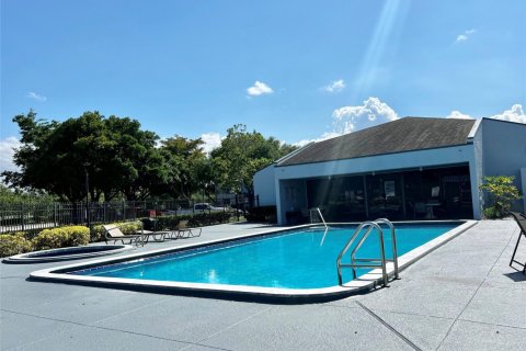 Condo in Fort Lauderdale, Florida, 2 bedrooms  № 1185178 - photo 1