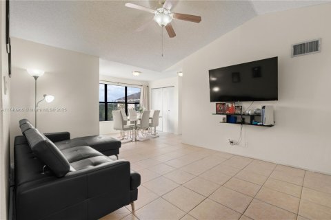 Condo in Davie, Florida, 2 bedrooms  № 1936703 - photo 1