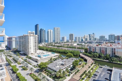 Condo in Sunny Isles Beach, Florida, 1 bedroom № 2080967 - photo 2