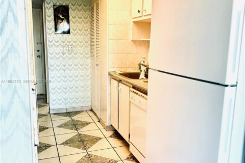Condo in Sunny Isles Beach, Florida, 1 bedroom № 2080967 - photo 16