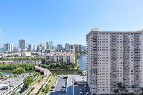 Condo in Sunny Isles Beach, Florida, 1 bedroom № 2080967 - photo 3