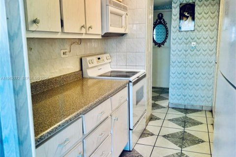 Condo in Sunny Isles Beach, Florida, 1 bedroom № 2080967 - photo 15