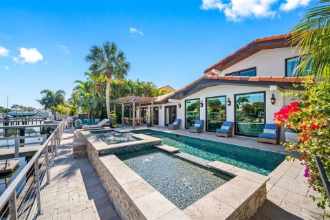 House in Saint Petersburg, Florida 5 bedrooms, 481.23 sq.m. № 1527316 - photo 10
