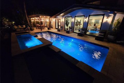 House in Saint Petersburg, Florida 5 bedrooms, 481.23 sq.m. № 1527316 - photo 4