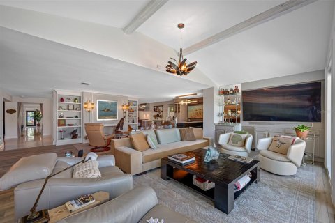 House in Saint Petersburg, Florida 5 bedrooms, 481.23 sq.m. № 1527316 - photo 14