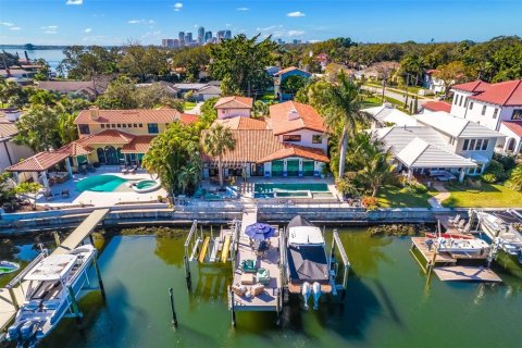 House in Saint Petersburg, Florida 5 bedrooms, 481.23 sq.m. № 1527316 - photo 1