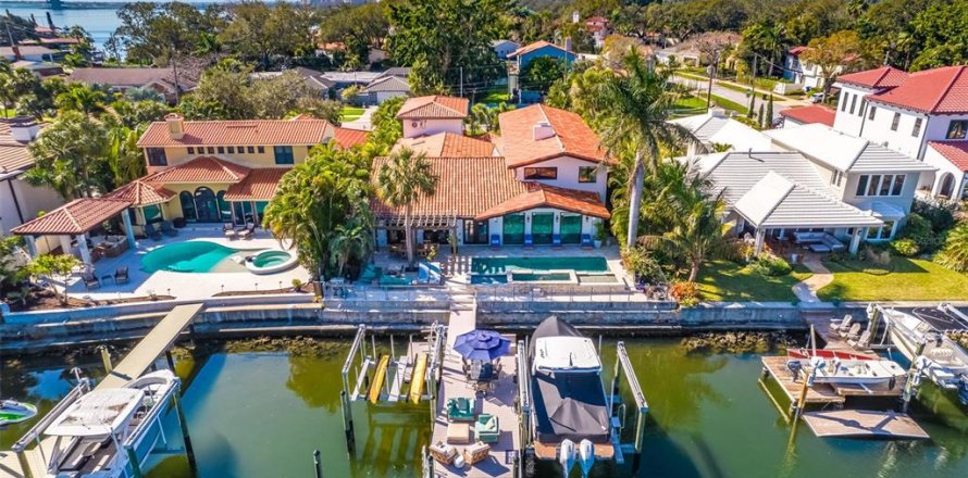 House in Saint Petersburg, Florida 5 bedrooms, 481.23 sq.m. № 1527316
