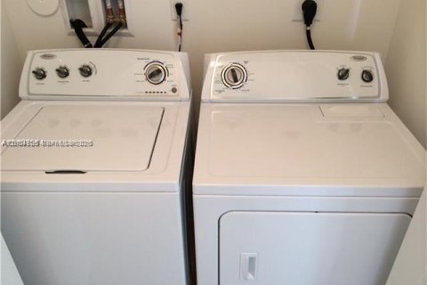 Townhouse in Miramar, Florida 3 bedrooms, 162.76 sq.m. № 2068617 - photo 24