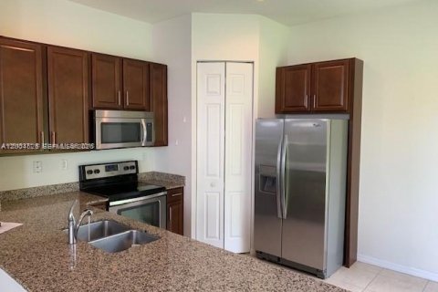 Townhouse in Miramar, Florida 3 bedrooms, 162.76 sq.m. № 2068617 - photo 8