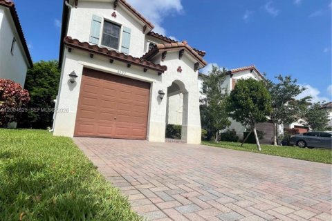 Townhouse in Miramar, Florida 3 bedrooms, 162.76 sq.m. № 2068617 - photo 4