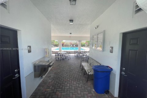 Townhouse in Miramar, Florida 3 bedrooms, 162.76 sq.m. № 2068617 - photo 30