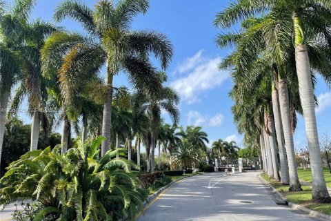 Townhouse in Miramar, Florida 3 bedrooms, 162.76 sq.m. № 2068617 - photo 28