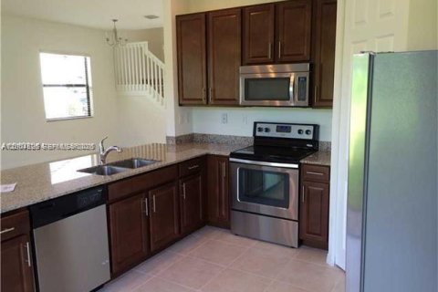 Townhouse in Miramar, Florida 3 bedrooms, 162.76 sq.m. № 2068617 - photo 5