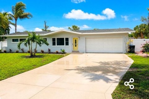 House in Saint Petersburg, Florida 3 bedrooms, 140.93 sq.m. № 2349471