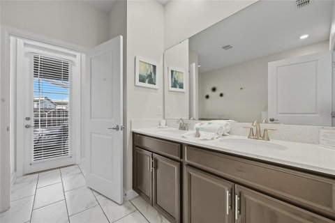 House in Davenport, Florida 8 bedrooms, 364.36 sq.m. № 1903133 - photo 12