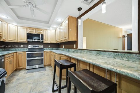 Condo in Pompano Beach, Florida, 3 bedrooms № 2076304 - photo 10