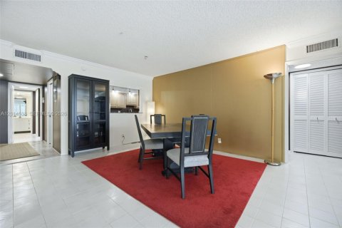 Condo in Pompano Beach, Florida, 3 bedrooms № 2076304 - photo 15