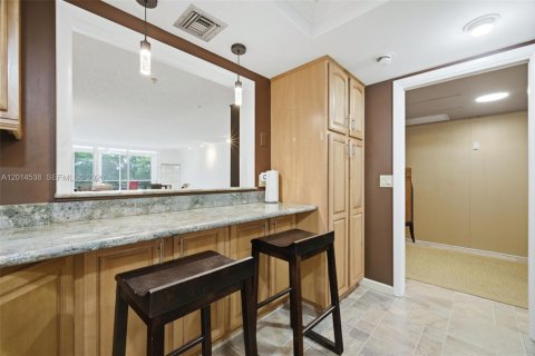 Condo in Pompano Beach, Florida, 3 bedrooms № 2076304 - photo 12