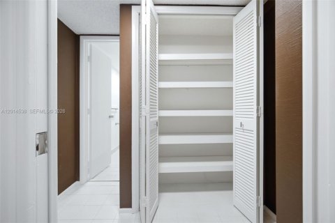 Condo in Pompano Beach, Florida, 3 bedrooms № 2076304 - photo 30