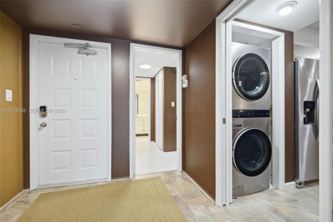 Condo in Pompano Beach, Florida, 3 bedrooms № 2076304 - photo 9