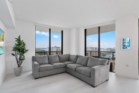 Condo in Sunny Isles Beach, Florida, 2 bedrooms  № 2088021 - photo 10