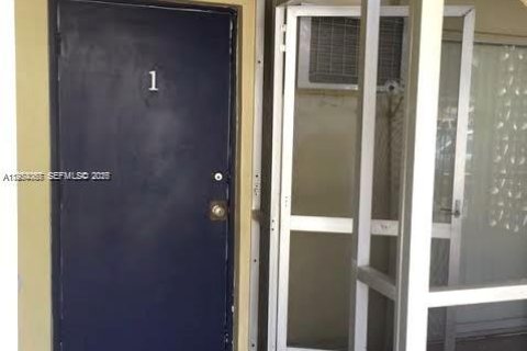 Кондоминиум с 1 спальней в Норт-Майами, Флорида № 2008924