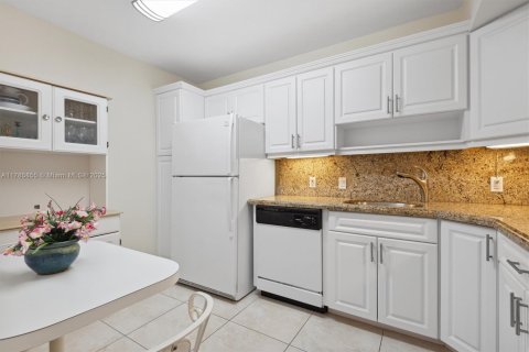Condo in Aventura, Florida, 2 bedrooms  № 1701658 - photo 14