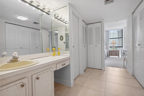 Condo in Aventura, Florida, 2 bedrooms  № 1701658 - photo 17