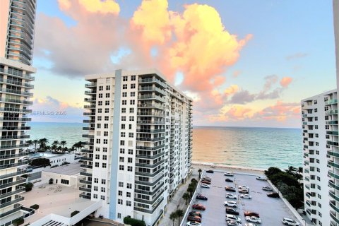 Copropriété à louer à Hollywood, Floride: 2 chambres, 108.7 m2 № 2046172 - photo 2