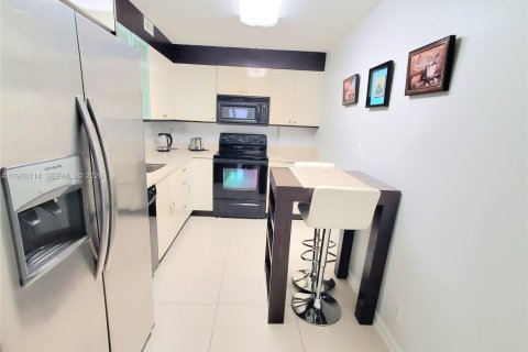 Copropriété à louer à Hollywood, Floride: 2 chambres, 108.7 m2 № 2046172 - photo 13