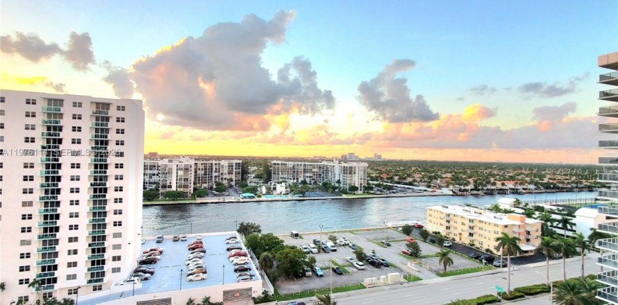 Condo à Hollywood, Floride, 2 chambres  № 2046172