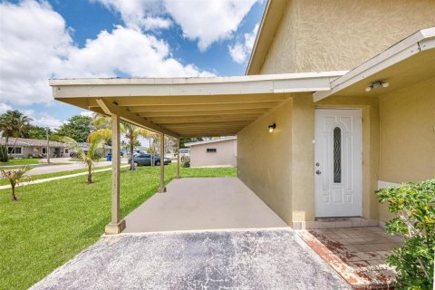House in North Lauderdale, Florida 3 bedrooms, 97.55 sq.m. № 1655313 - photo 8