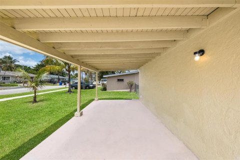 House in North Lauderdale, Florida 3 bedrooms, 97.55 sq.m. № 1655313 - photo 9