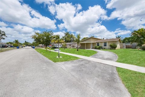 House in North Lauderdale, Florida 3 bedrooms, 97.55 sq.m. № 1655313 - photo 3