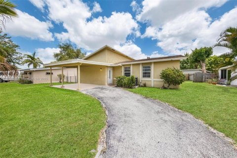 House in North Lauderdale, Florida 3 bedrooms, 97.55 sq.m. № 1655313 - photo 2
