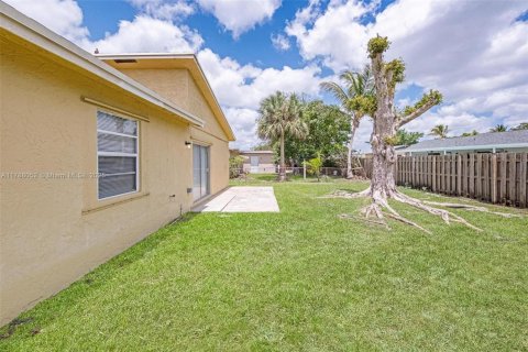 House in North Lauderdale, Florida 3 bedrooms, 97.55 sq.m. № 1655313 - photo 14