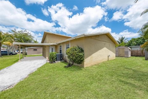 House in North Lauderdale, Florida 3 bedrooms, 97.55 sq.m. № 1655313 - photo 10